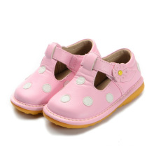 Rose avec des chaussures de bébé à lunette blanche